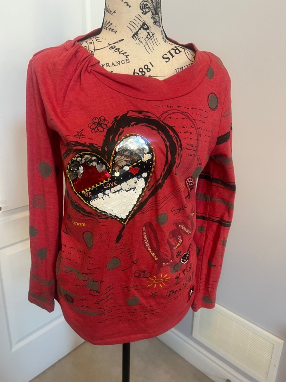Coral Sequin Heart Graphic Long ppSleeve Top